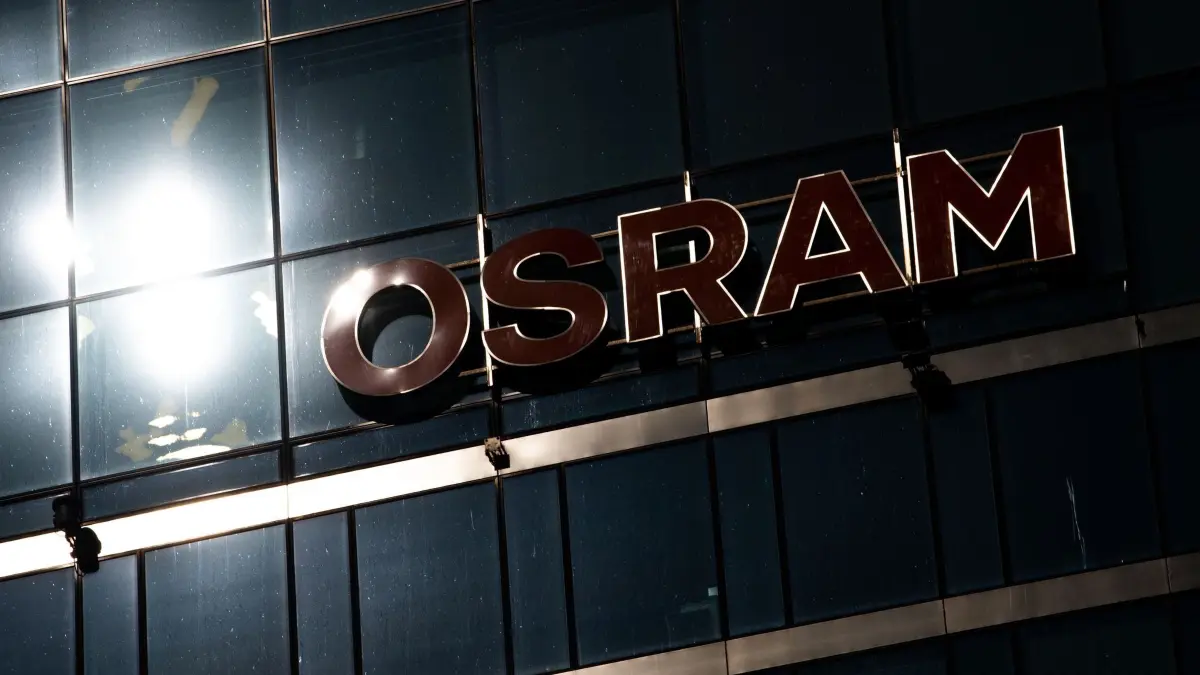 Osram Logo: ARCHIV - 26.03.2021, Bayern, München: Das Osram Logo an der Fassade eines Bürogebäudes in München - inzwischen heißt der Konzern ams Osram. (zu dpa: «Jobabbau nach besseren Zahlen bei ams Osram») Foto: Peter Kneffel/dpa +++ dpa-Bildfunk +++