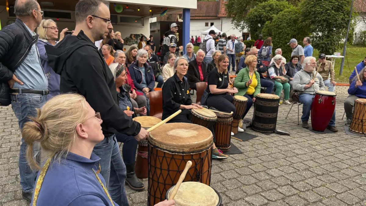 Kunstnacht Bad Ditzenbach - Trommelsession im Schulhof