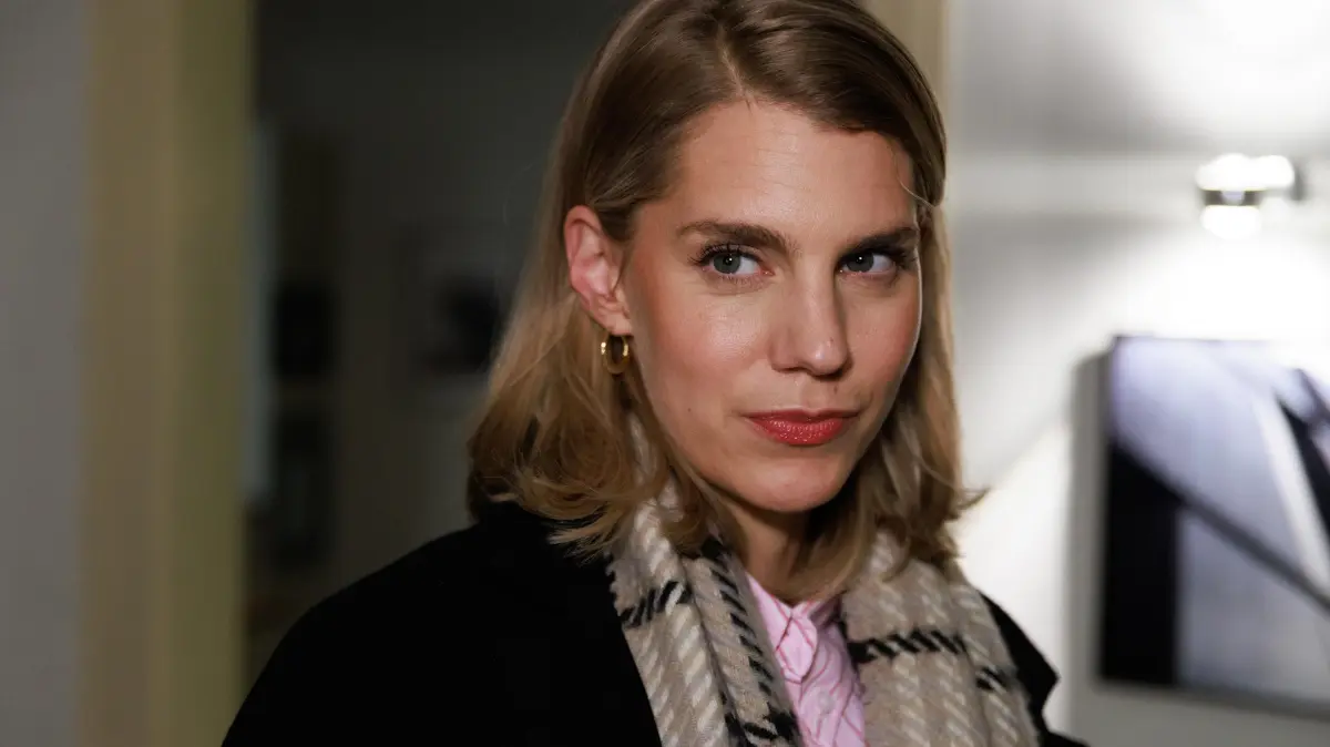 Stella (Bettine Langehein) bricht in der heutigen Folge von Unter uns unter Schmerzen zusammen