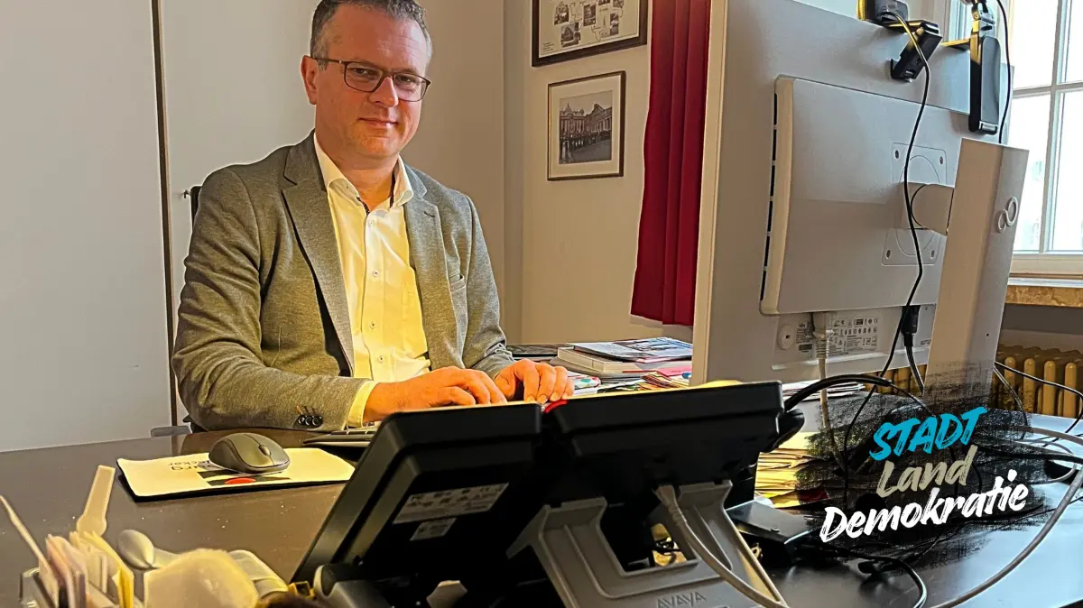 Stephan Neher in seinem Büro im Rottenburger Rathaus.