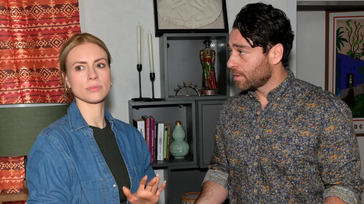Bei Zoe (Lara Dandelion Seibert) und Carlos (Patrick Fernandez) hängt derzeit der Haussegen schief.