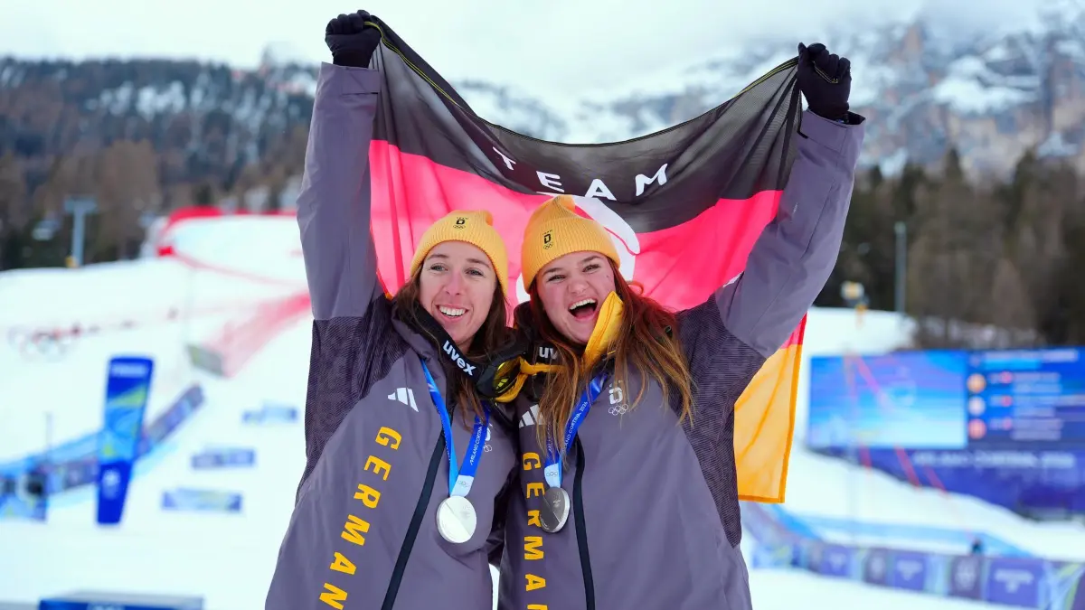 Olympische Winterspiele 2026: 10.02.2026, Italien, Cortina D'ampezzo: Olympia, Olympische Winterspiele Mailand Cortina 2026, Ski alpin, Tofane, Team-Kombination, Frauen, Slalom, Kira Weidle-Winkelmann (l, Deutschland) und Emma Aicher (Deutschland) jubeln mit ihren Silbermedaillen über den zweiten Platz. Foto: Michael Kappeler/dpa +++ dpa-Bildfunk +++