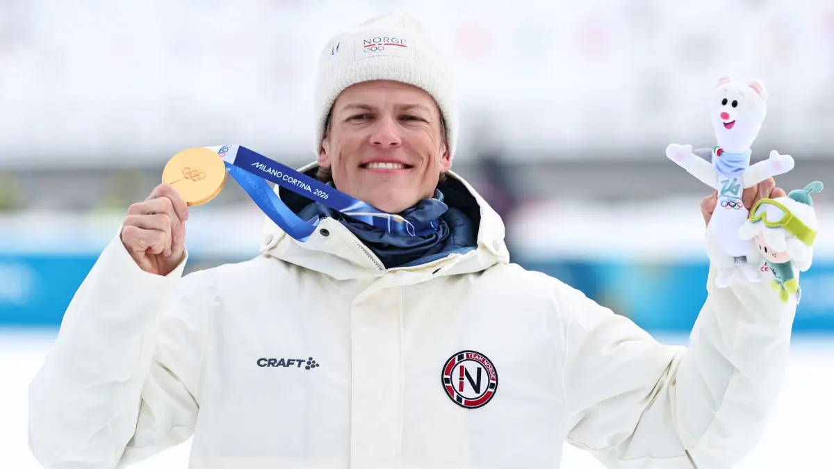 Olympische Winterspiele 2026: 10.02.2026, Italien, Tesero: Olympia, Olympische Winterspiele Mailand Cortina 2026, Ski nordisch/Langlauf Sprint klassisch, Männer, Finale, Johannes Hoesflot Klaebo jubelt bei der Siegerehrung mit seiner Goldmedaille. Foto: Daniel Karmann/dpa +++ dpa-Bildfunk +++