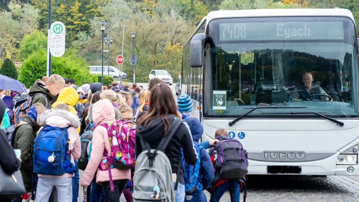 Bushaltestelle Gymnasium Horb Schüler : Vorsicht: Dieses Foto ist möglicherweise nur für den einstigen Verlag Schwäbisches Tagblatt verwendbar. Wie wichtig ist es, an Bushaltestellen Maske zu tragen. Schüler und Elternvertreter sind dabei nicht einer Meinung. Bild: Benjamin Breitmaier