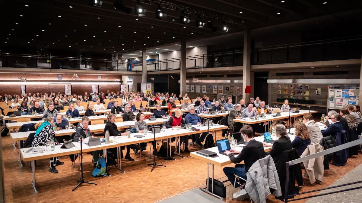 Die Ränge in der Aula der Friedrich-List-Gemeinschaftsschule waren gut gefüllt. Etwa 100 Eltern waren gekommen, um sich den Plan der Verwaltung zur Ganztagsbetreuung von Grundschulkindern anzuhören.
