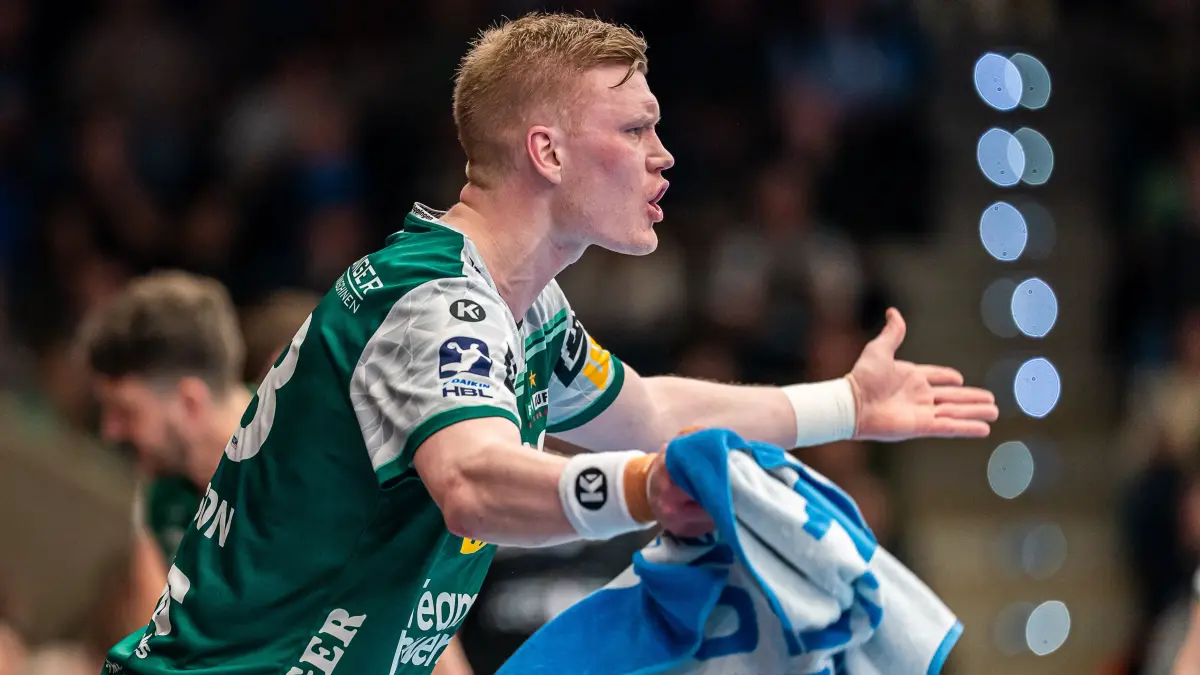 Frisch Auf Goeppingen vs. GWD Minden, Handball, 1. Bundesliga, Herren, Spielzeit 2025/2026, 10.02.2026: Kapitaen Ymir Oern Gislason (Frisch Auf Goeppingen, #33) feuert seine Mannschaft von aussen an, Frisch Auf Goeppingen vs. GWD Minden, Handball, 1. Bundesliga, Herren, Spielzeit 2025/2026, 10.02.2026,
Foto: Eibner-Pressefoto/Michael Schmidt