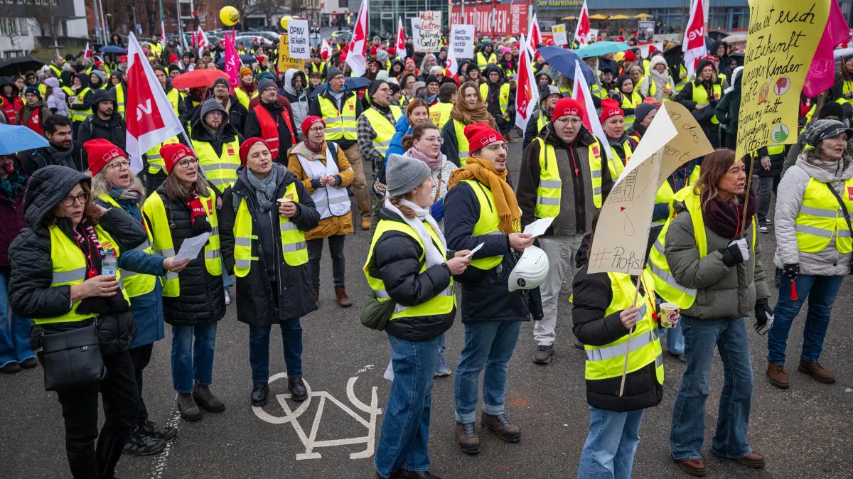 Europaplatz Tübingen: Regionaler Warnstreiktag Landesbedienstete, Verdi, Demonstration, Streik, Lohn, Forderung, Gehalt, Verhandlungsrunden