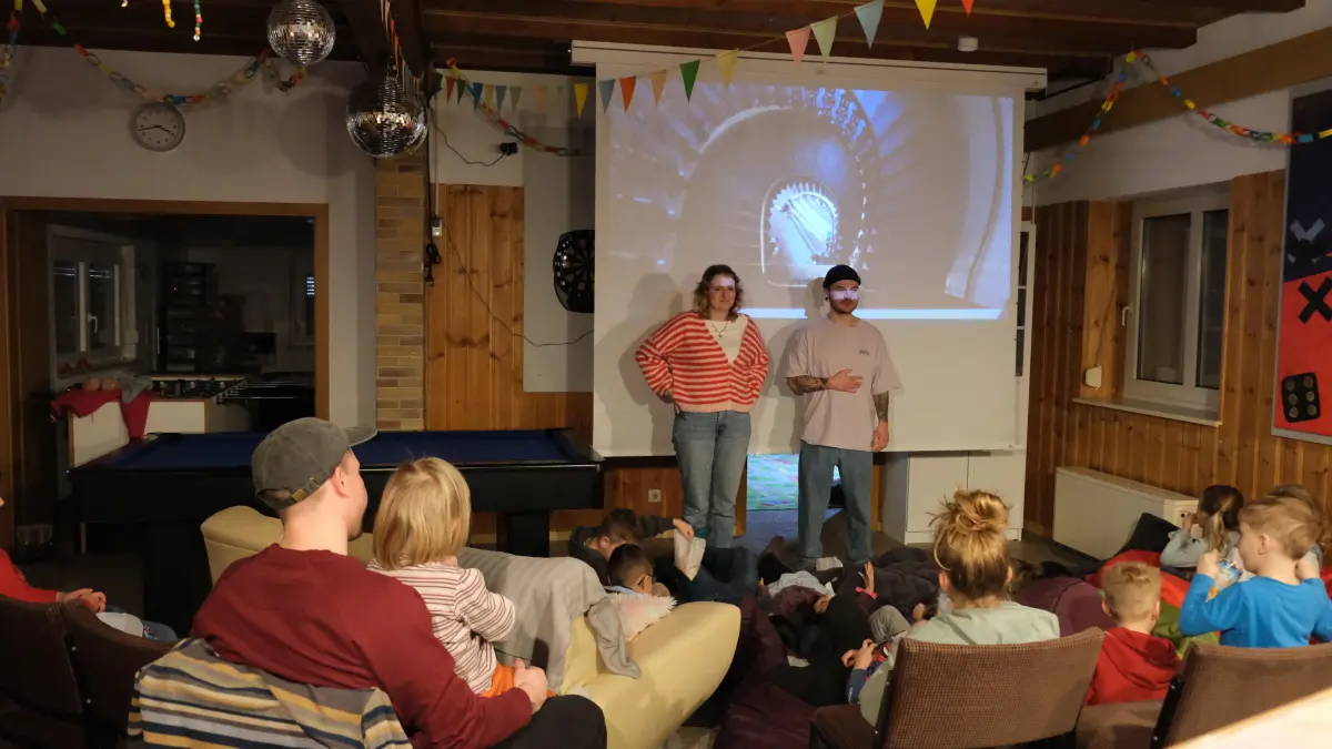 Theresa Erhard und Dennis Schaupp stehen vor der Kinoleinwand. Gemeinsam mit Harun Basyildiz (Kreisjugendreferat Alb-Donau) haben sie das Jugendhaus Erbach in ein Kinderkino verwandelt. Für die Kinder war aber nicht der Film das Highlight.