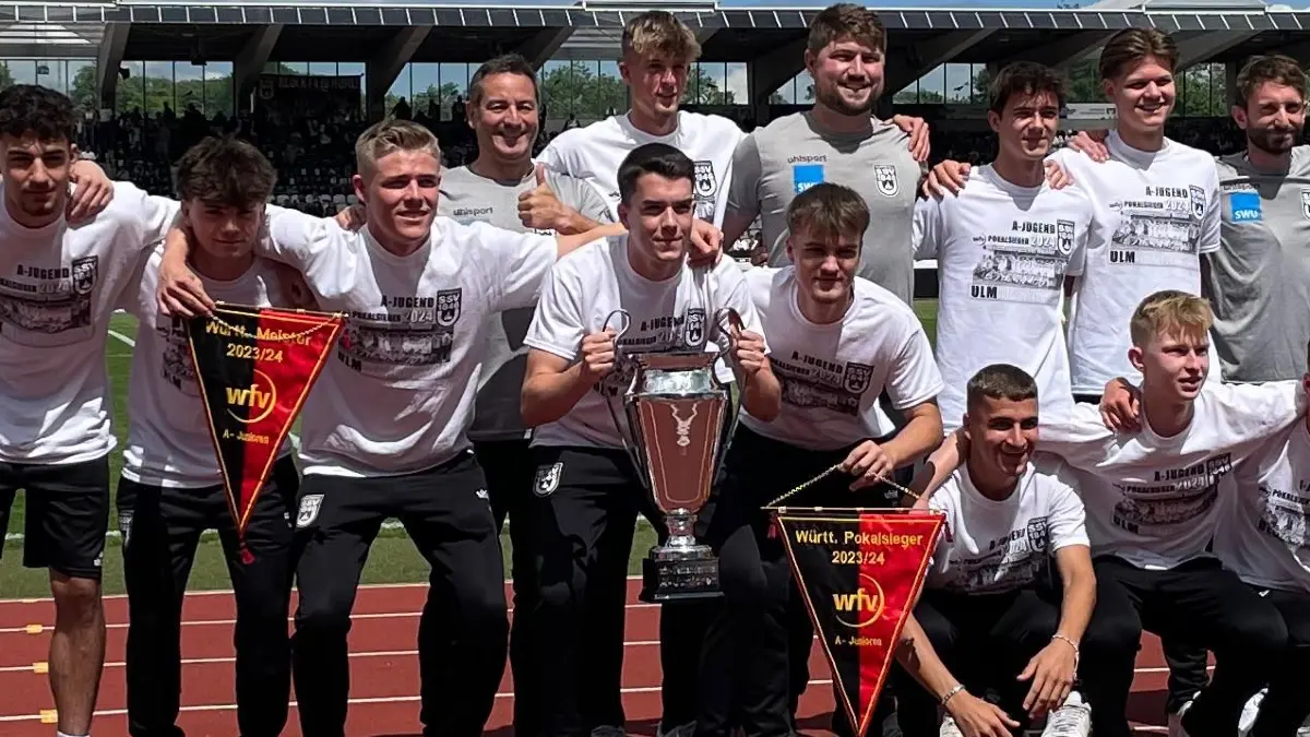 Die U19-Verbandspokalsieger der SSV Ulm 1846 Fußball lassen sich im vollen Donaustadion (Mai 2024) feiern.