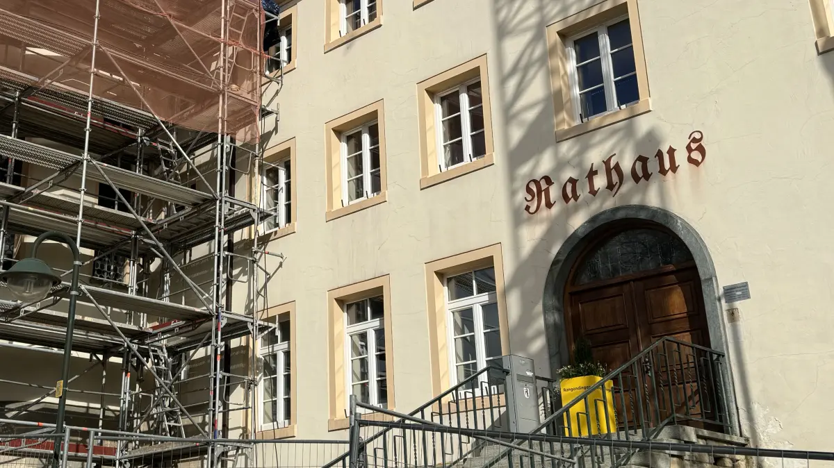 Auch das Rangendinger Rathaus könnte mit Nahwärme versorgt werden, falls ein solches Nahwärmenetz gebaut wird (Foto vom 16. April 2024).