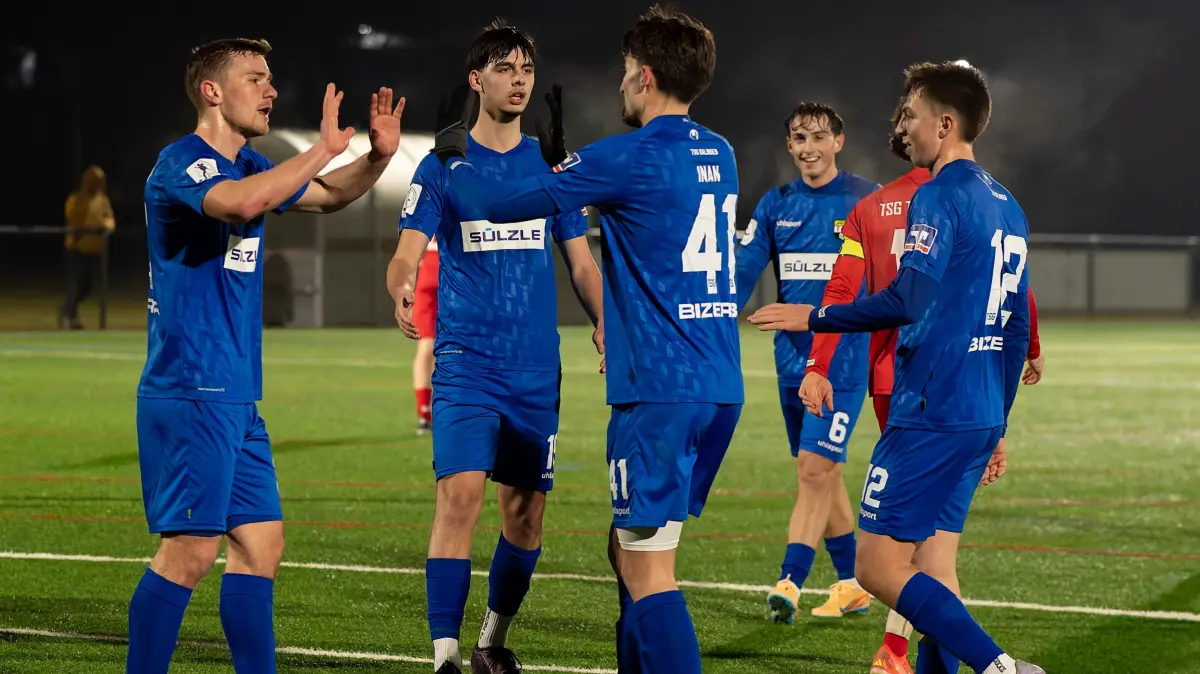 Simon Klostermann, (TSG Balingen, #33), erzielt das Tor zum 0:3 fuer Balingen, Gratulation vom Team,
TSG Tuebingen vs. TSG Balingen Fussball, Testspiel, Saison 2025/2026, 04.02.2026,
Eibner-Pressefoto/Andreas Ulmer