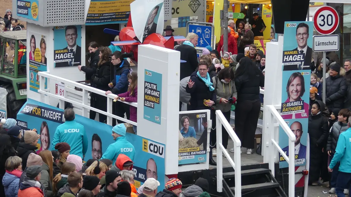 CDU-Spitzenkandidat Manuel Hagel auf dem Wagen der CDU Limpurger Land während des Pferdemarktumzugs in Gaildorf.
