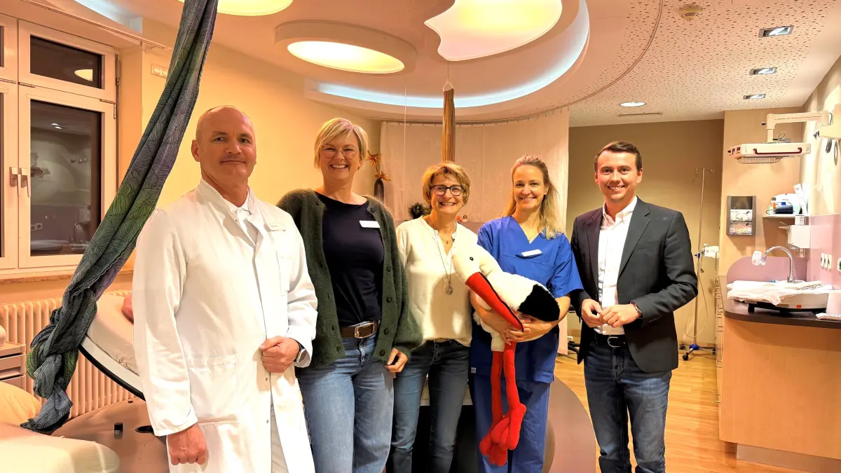 Stehen gemeinsam für die Geburtshilfe in Rottweil (von links): Dr. Markus Zenz (Chefarzt für Gynäkologie und Geburtshilfe), die Hebammen Dana Adam, Katrin Kleiner und Jessica Wenzler sowie der Geschäftsführer der Helios-Klinik Moritz Lang.