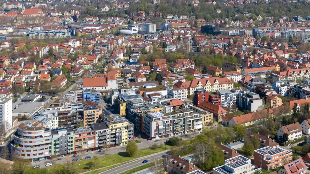 (ohne Überschrift): Vorsicht: Dieses Foto ist möglicherweise nur für den einstigen Verlag Schwäbisches Tagblatt verwendbar. Blick über die Südstadt auf Tübingen
26.04.21 Bild: Ulrich Metz