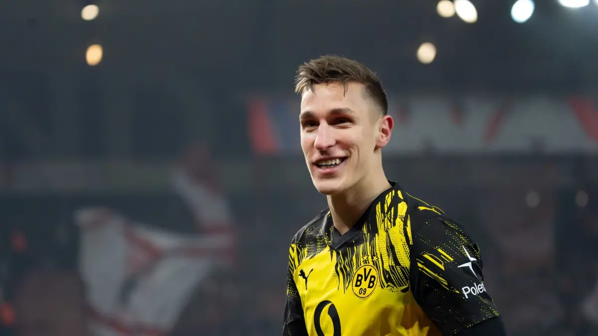 Nico Schlotterbeck: ARCHIV - 24.01.2026, Berlin: Fußball: Bundesliga, 1. FC Union Berlin - Borussia Dortmund, 19. Spieltag, An der Alten Försterei, Nico Schlotterbeck (Borussia Dortmund) bejubelt seinen Kopfballtreffer zum 2:0. (zu dpa: «Schlotterbeck-Entscheidung beim BVB soll im März fallen») Foto: Soeren Stache/dpa - WICHTIGER HINWEIS: Gemäß den Vorgaben der DFL Deutsche Fußball Liga bzw. des DFB Deutscher Fußball-Bund ist es untersagt, in dem Stadion und/oder vom Spiel angefertigte Fotoaufnahmen in Form von Sequenzbildern und/oder videoähnlichen Fotostrecken zu verwerten bzw. verwerten zu lassen. +++ dpa-Bildfunk +++