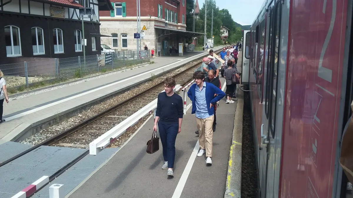 Veraltete, schmale Bahnsteige und nicht barrierefreie Zugänge am Bahnhof Schelklingen: Fahrgäste erreichen den Bahnsteig nur über das Gleis der Gegenrichtung.