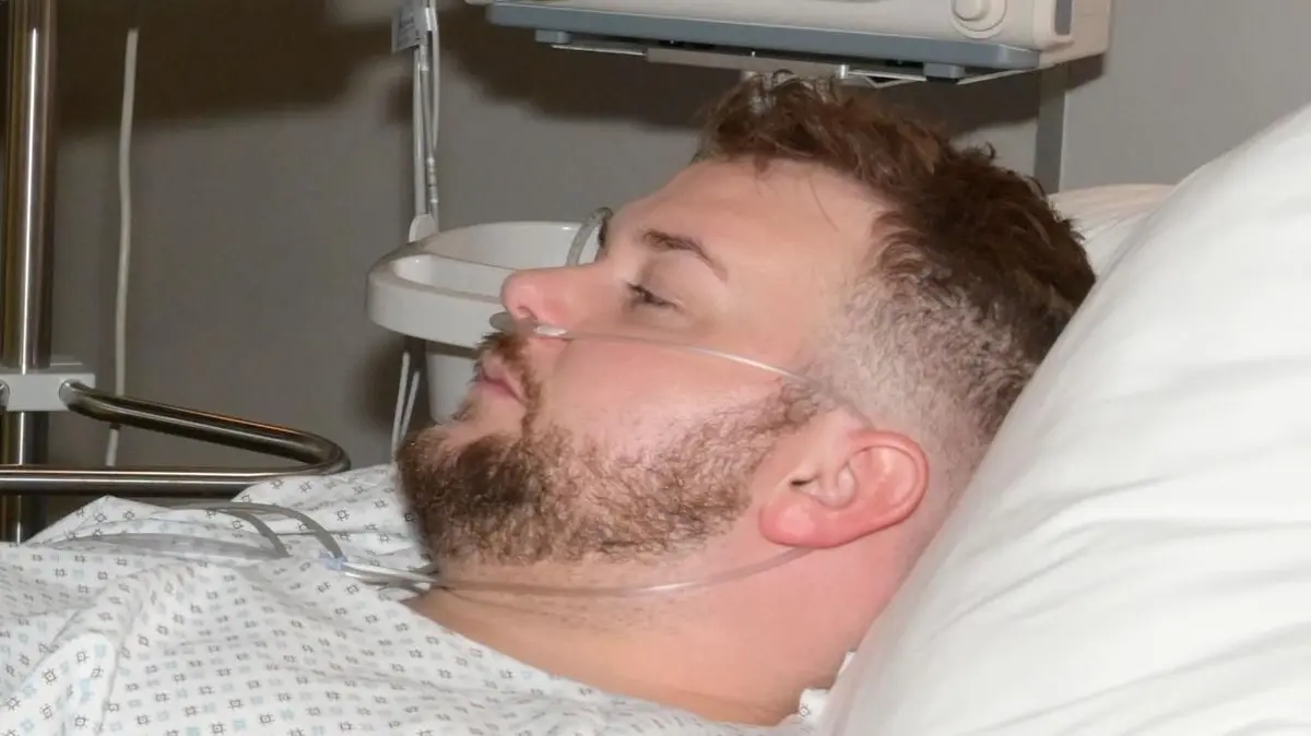 Jonas (Felix van Deventer) muss im Krankenhaus behandelt werden.