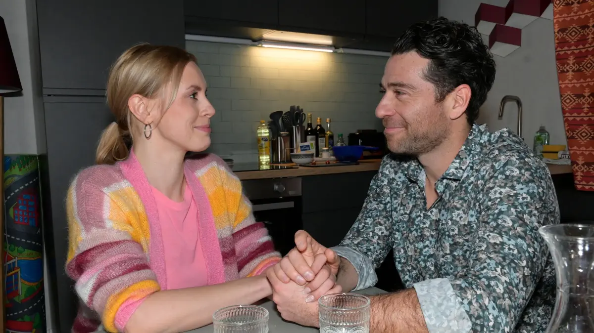 Zoe (Lara Dandelion Seibert) und Carlos (Patrick Fernandez) haben hier noch gut Lachen. Stunden später gehen sie im Streit auseinander.