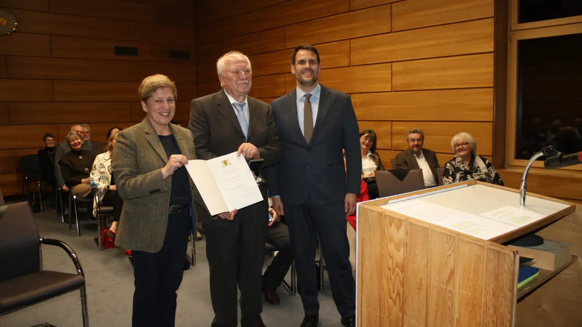 Der Geehrte Hermann Weiler zwischen Landesministerin Nicole Razavi und Bürgermeister Jochen Bidlingmeier.