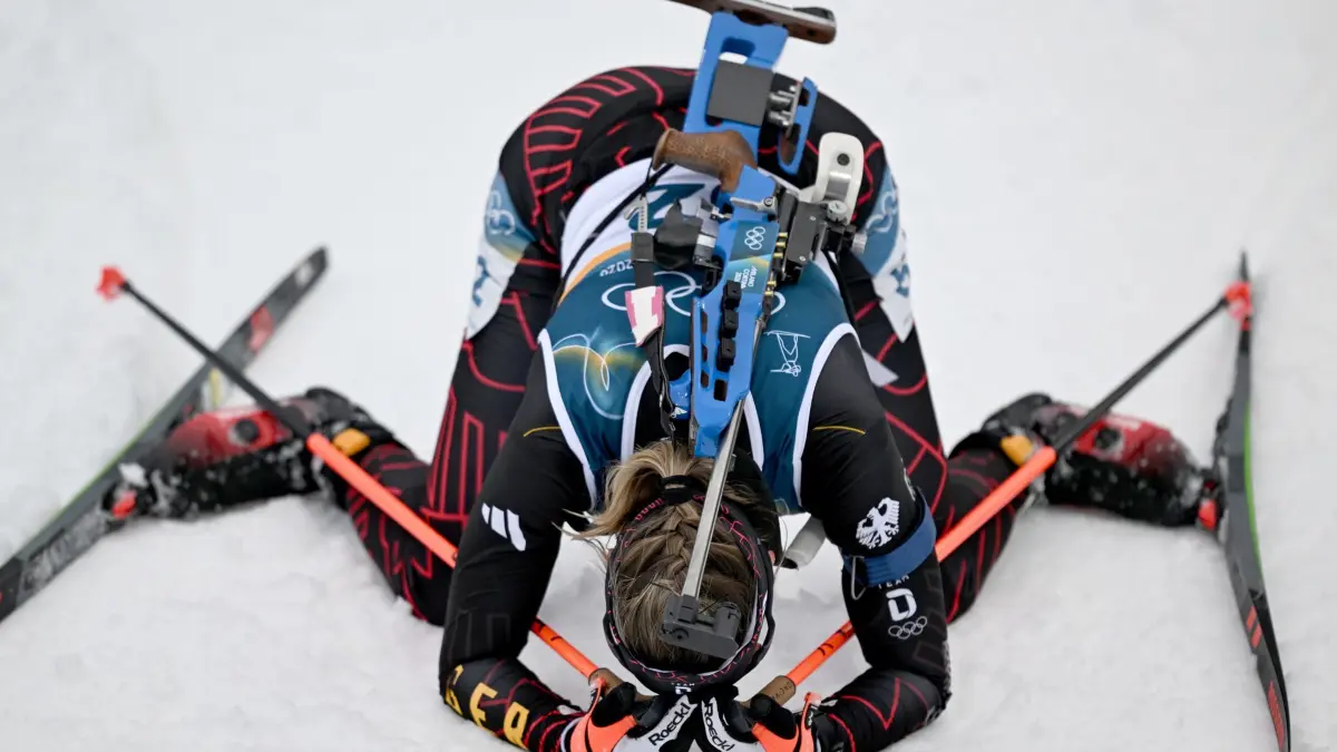 Olympische Winterspiele 2026: 11.02.2026, Italien, Antholz: Olympia, Olympische Winterspiele Mailand Cortina 2026, Biathlon, Frauen , Einzel, 15 Kilometer, Anterselva Biathlon Arena, Franziska Preuß aus Deutschland liegt im Ziel am Boden. Foto: Hendrik Schmidt/dpa +++ dpa-Bildfunk +++