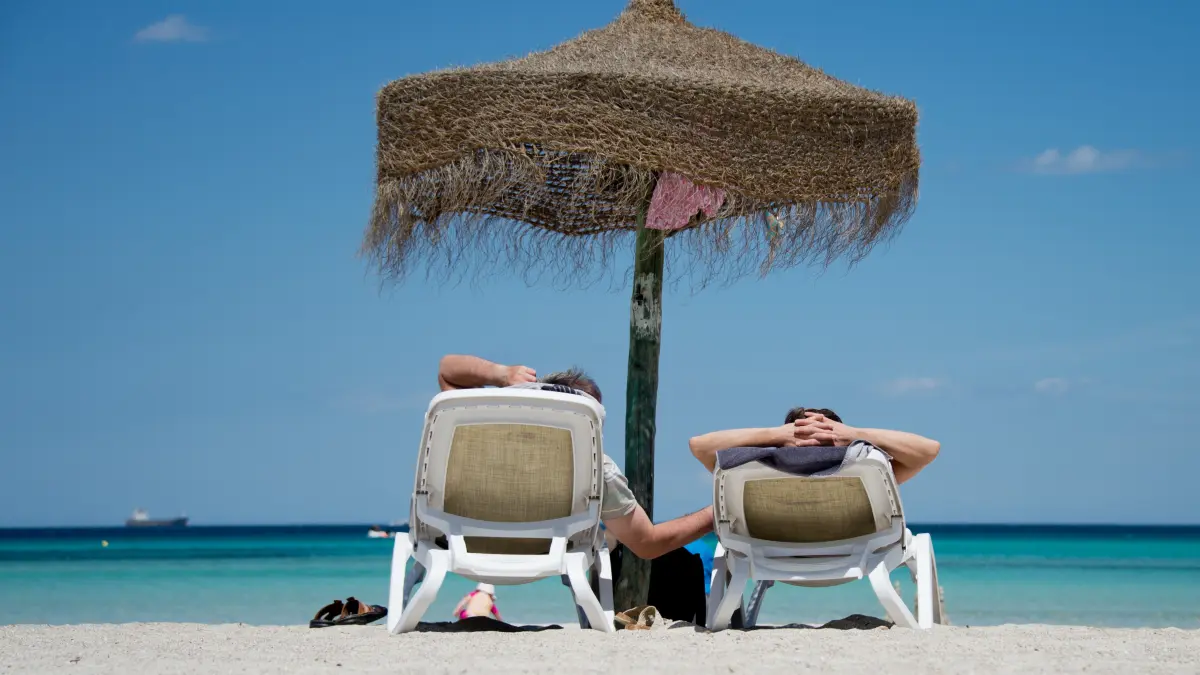 ARCHIV - Deutsche Urlauber liegen am 09.06.2013 am Strand an der Plaja de Muro im Norden der Mittelmeerinsel Mallorca (Spanien). Bei der Planung des perfekten Urlaubsglücks sind die meisten Menschen in Deutschland einer Umfrage zufolge in erster Linie preisbewusst. «Ein gutes Preis-Leistungsverhältnis ist für mehr als drei Viertel aller Deutschen eine Kernanforderung an den Urlaub», berichtete die BAT-Stiftung für Zukunftsfragen in Hamburg am Dienstag (01.07.2014). Foto: Julian Stratenschulte/dpa (zu dpa: "Umfrage: Beim perfekten Urlaub müssen Preis und Leistung stimmen" vom 01.07.2014) +++ dpa-Bildfunk +++
