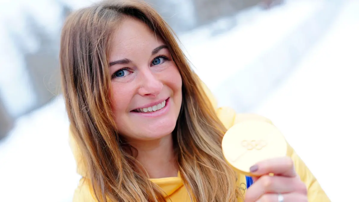 Olympische Winterspiele 2026: 11.02.2026, Italien, Cortina D'ampezzo: Olympia, Olympische Winterspiele Mailand Cortina 2026, Rodeln, Einsitzer, Frauen, Julia Taubitz (Deutschland) mit ihrer Goldmedaille nach der Pressekonferenz im Deutschen Haus. Foto: Michael Kappeler/dpa +++ dpa-Bildfunk +++