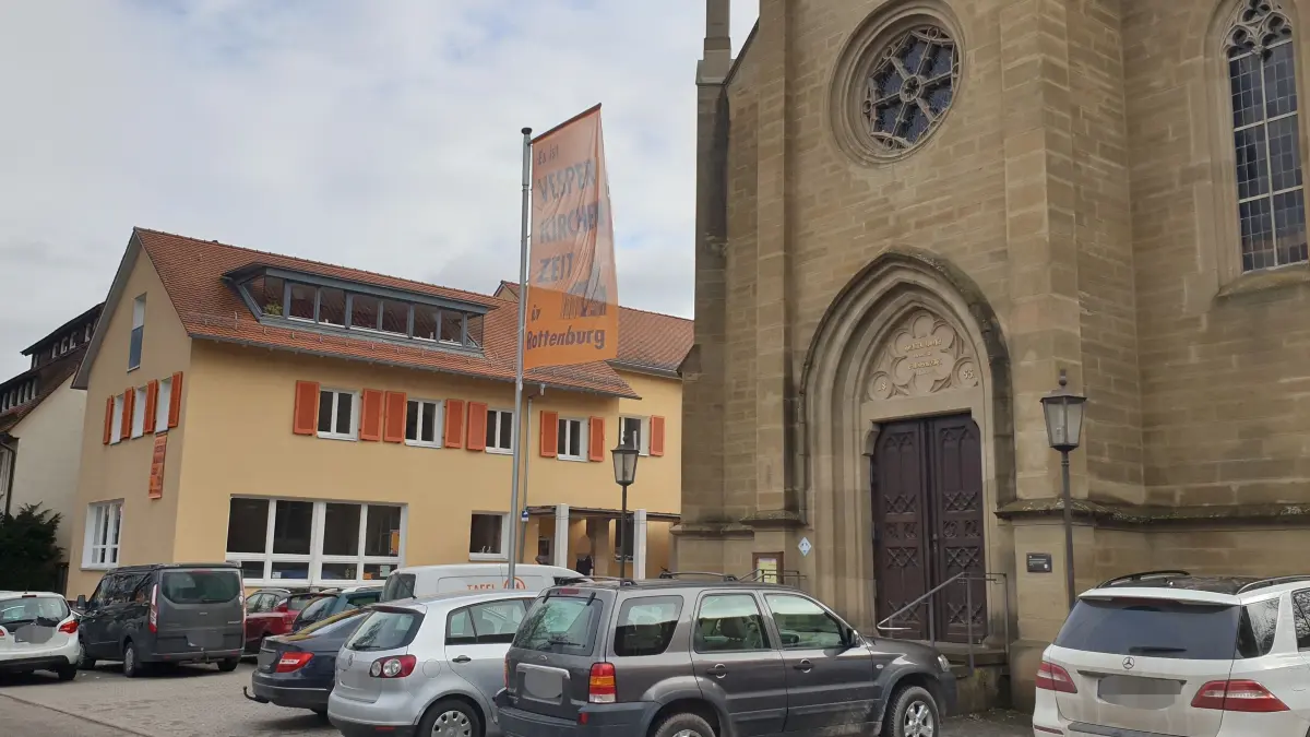 Dicht an dicht stehen die Autos der Vesperkirchenbesucher auf dem Grundstück der Kirchengemeinde. Foto: Daniel Begemann