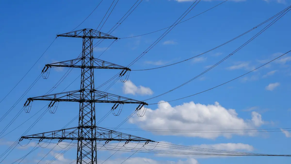 Stromnetz: ARCHIV - 03.09.2025, Sachsen, Leipzig: Blick auf ein Hochspannungsmast der Mitnetz Strom, Tochterfirma der envia Mitteldeutsche Energie AG. (zu dpa: «Drohende Netzüberlastung: Mitnetz muss Ökostrom oft drosseln») Foto: Jan Woitas/dpa +++ dpa-Bildfunk +++