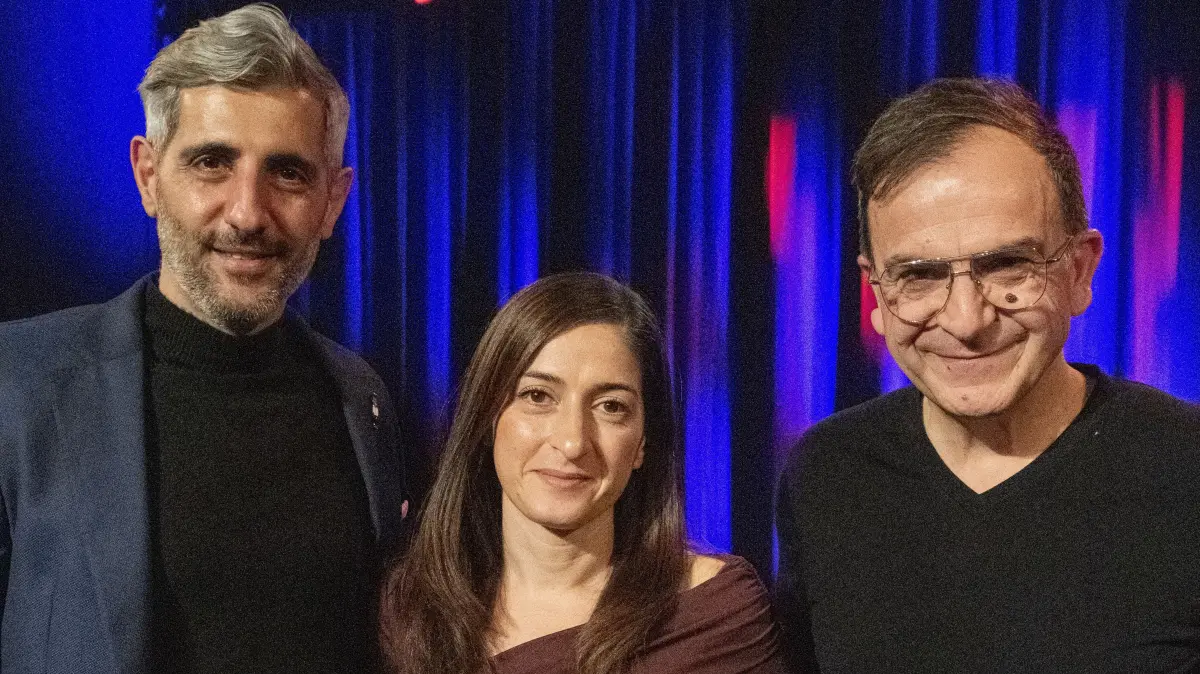 Bei der Veranstaltung des PEN Berlin im Ulmer Roxy auf der Bühne: Michel Abdollahi, Moderatorin Meşale Tolu und Imran Ayata.