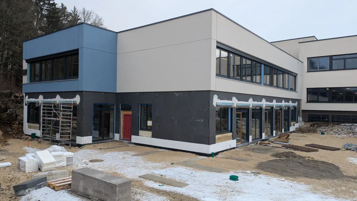 Die Umbau- und Sanierungsmaßnahmen an der Hohensteinschule für den Einbau einer neuen Kindertagesstätte gehen voran. Im Sommer sollen die Arbeiten abgeschlossen sein.