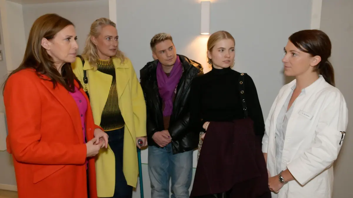 Katrin (Ulrike Frank, l.), Maren (Eva Mona Rodekirchen, 2.v.l.), Moritz (Lennart Borchert), Johanna (Charlott Reschke, 2.v.r.) und Lilly (Iris Mareike Steen) machen sich große Sorgen um Jonas.