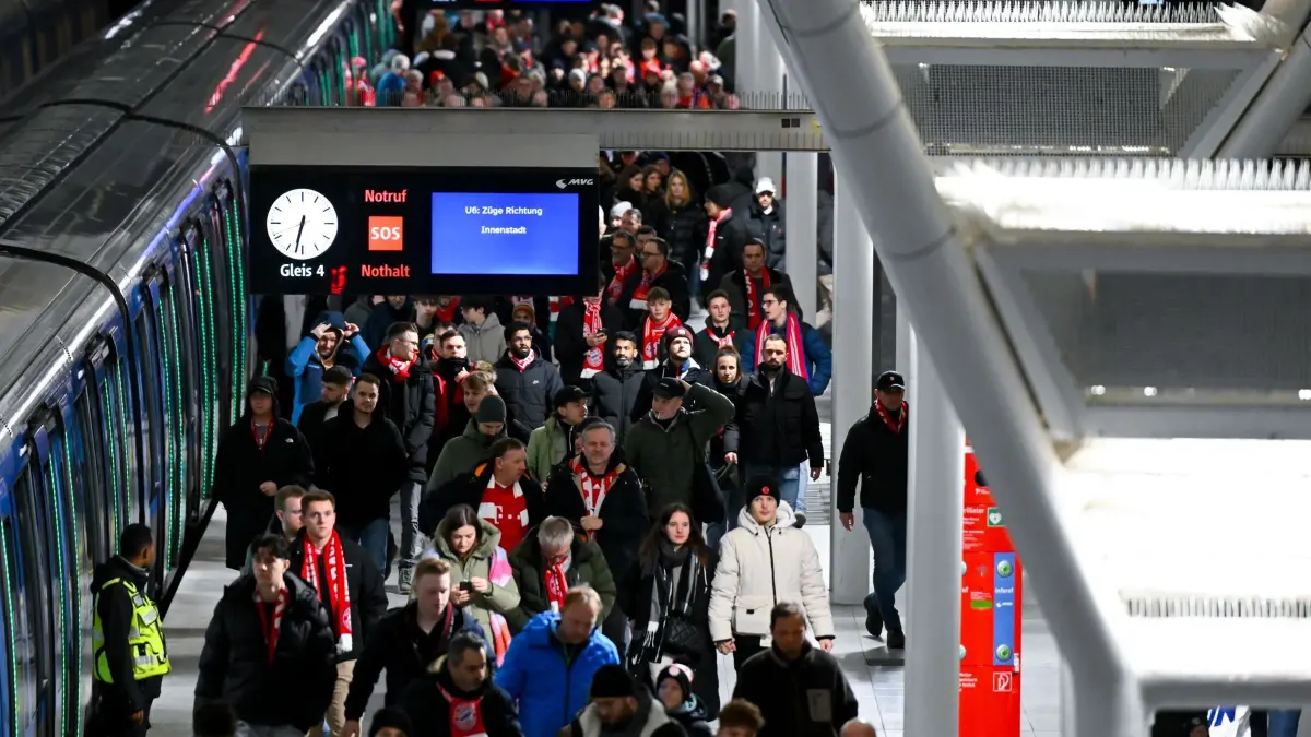 Bayern München - RB Leipzig: 11.02.2026, Bayern, München: Fußball: DFB-Pokal, Bayern München - RB Leipzig, Viertelfinale in der Allianz Arena. Fans kommen mit einer U-Bahn zum Stadion. Die Gewerkschaft Verdi hat im Tarifkonflikt im Nahverkehr erneut zu einem ganztägigen Warnstreik aufgerufen. Foto: Sven Hoppe/dpa - WICHTIGER HINWEIS: Gemäß den Vorgaben der DFL Deutsche Fußball Liga bzw. des DFB Deutscher Fußball-Bund ist es untersagt, in dem Stadion und/oder vom Spiel angefertigte Fotoaufnahmen in Form von Sequenzbildern und/oder videoähnlichen Fotostrecken zu verwerten bzw. verwerten zu lassen. +++ dpa-Bildfunk +++