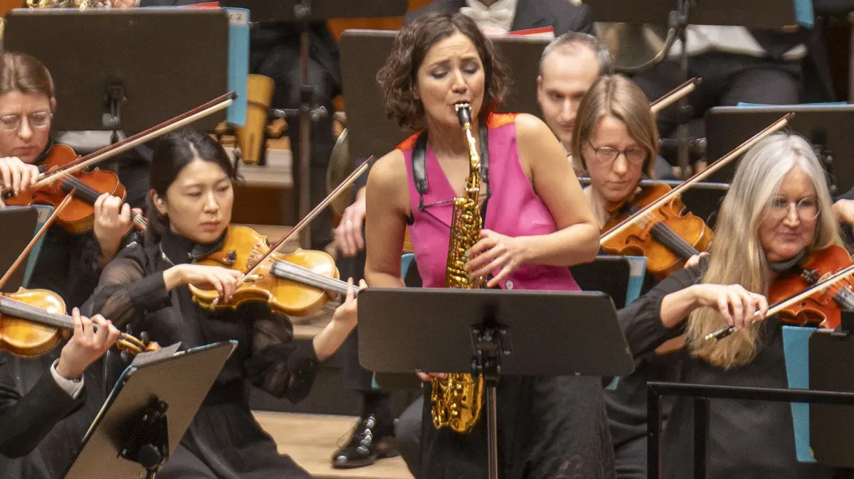 CCU: 3. Philharmonisches Konzert, deutsche Erstaufführung von Gabriel Prokofievs Saxophonkonzert*FOTO mit Solistin Asya Fateyeva (Saxophon)