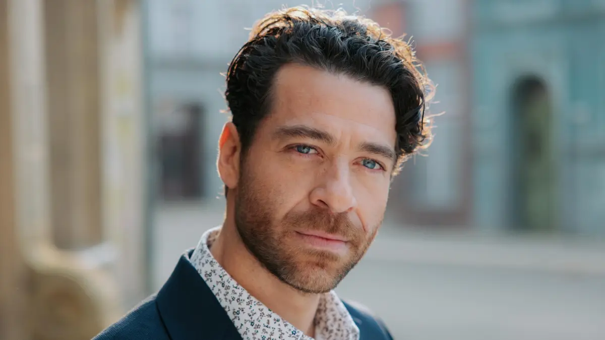 Carlos (Patrick Fernandez) lernt eine neue Frau kennen.