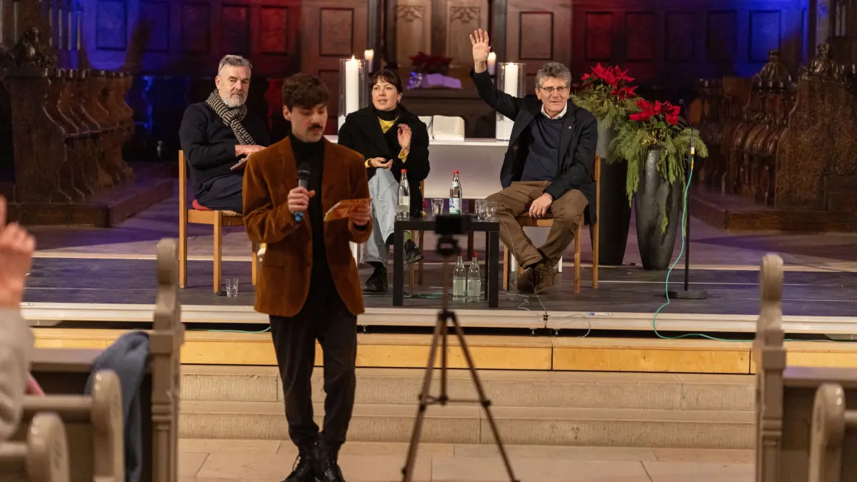 Göppingen Oberhofenkirche Landesbischof Gohl auf dem Podium einer Veranstaltung des PEN Berlin