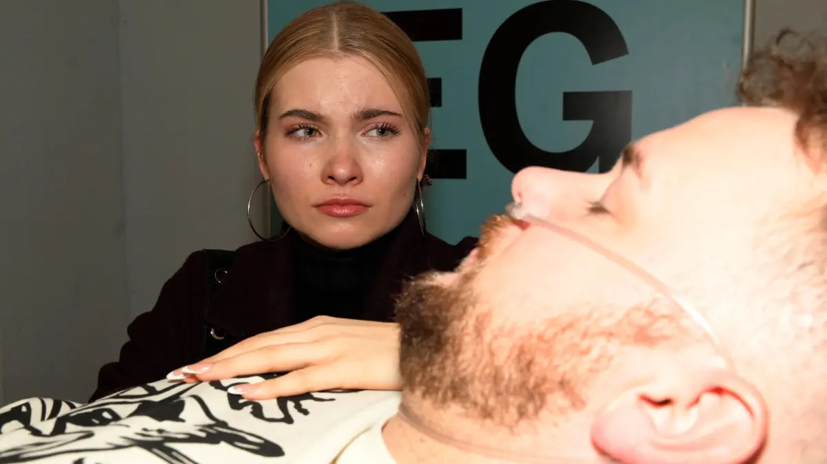 Johanna (Charlott Reschke) kann das Unglück von Jonas (Felix van Deventer) kaum ertragen.