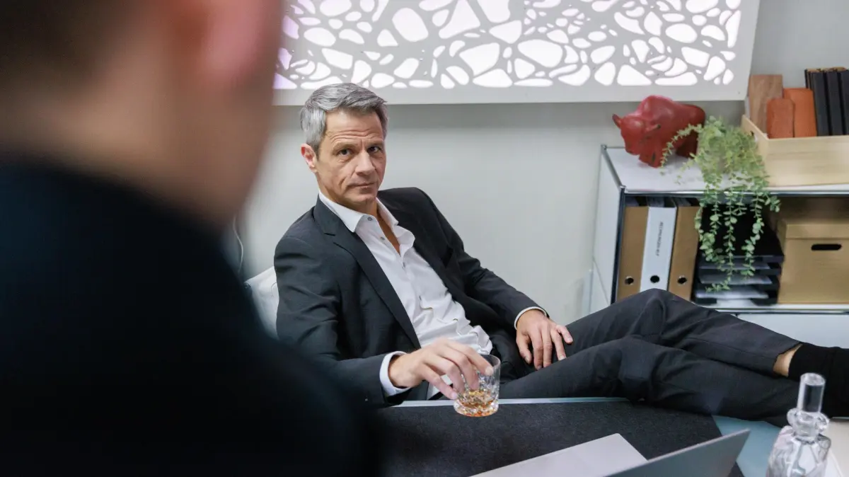 Ringo (Timothy Boldt, l.) konfrontiert Benedikt (Jens Hajek) offen mit seinem Verdacht, Joris' wahrer Entführer zu sein.