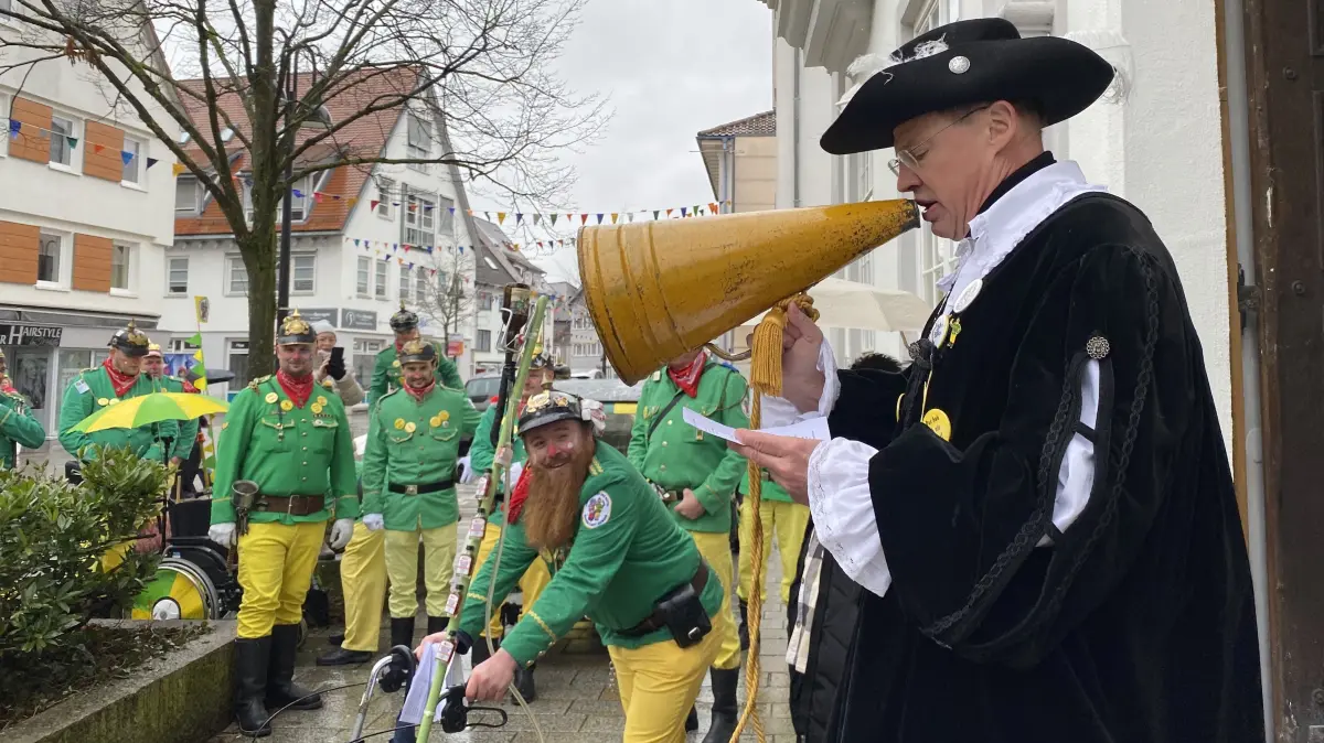 Landrat Heiner Scheffold als Landvogt vor dem Ritterhaus. Die Büttel waren zur Dixi-Zulassung gekommen.