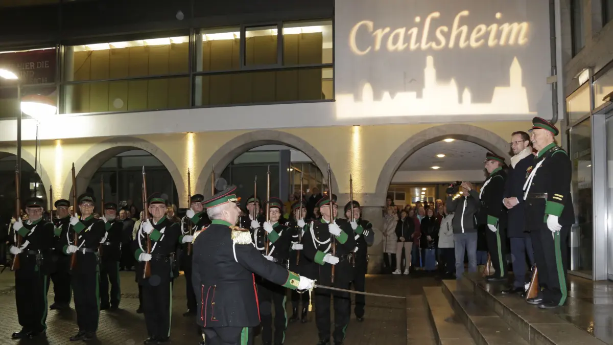 Der Empfang zum Crailsheimer Stadtfeiertag beginnt traditionell mit einem Fackelzug und einem Salutschießen der Bürgerwache. Für Kommandant Jürgen Rosenäcker war es ein großer Abend: Er wurde mit dem Bundesverdienstkreuz ausgezeichnet.