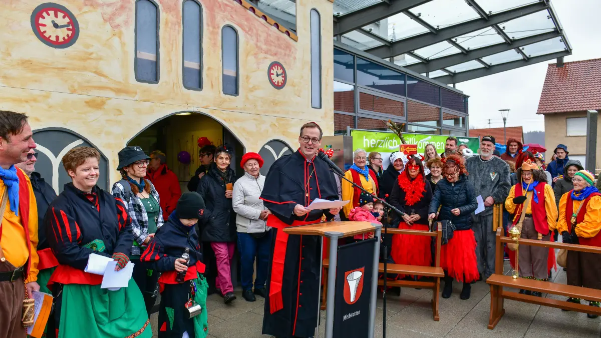 In Meßstetten war Schultes Frank Schroft als Kardinal ans Rednerpult getreten. Der ersuchte Beistand von oben half wenig, er musste den Rathausschlüssel abgeben.