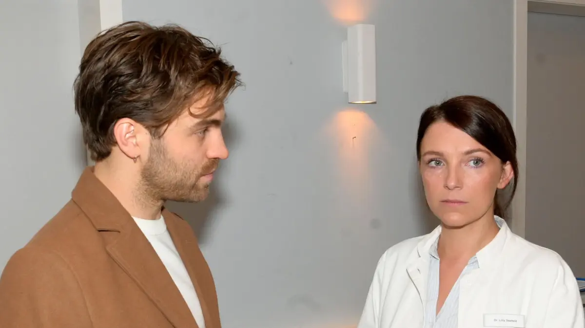 Julian (Onno Buß) erkennt, dass sich Lilly (Iris Mareike Steen) Vorwürfe wegen Jonas macht.