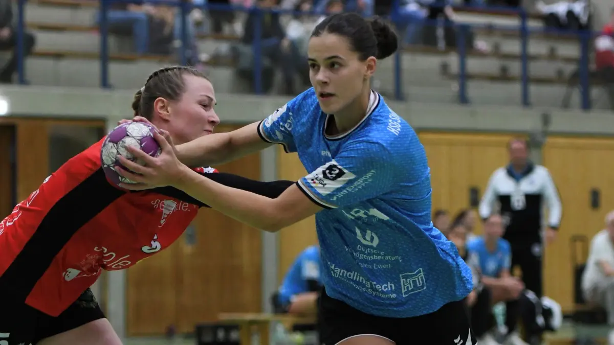 Handballerin Ida Gaugisch (rechts in Blau)