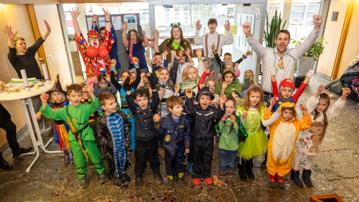 Rathaussturm Albershausen, Bürgermeister Jochen Bidlingmaier feiert mit Kinder aus beiden Kindergärten Löwenzahn und Pusteblume