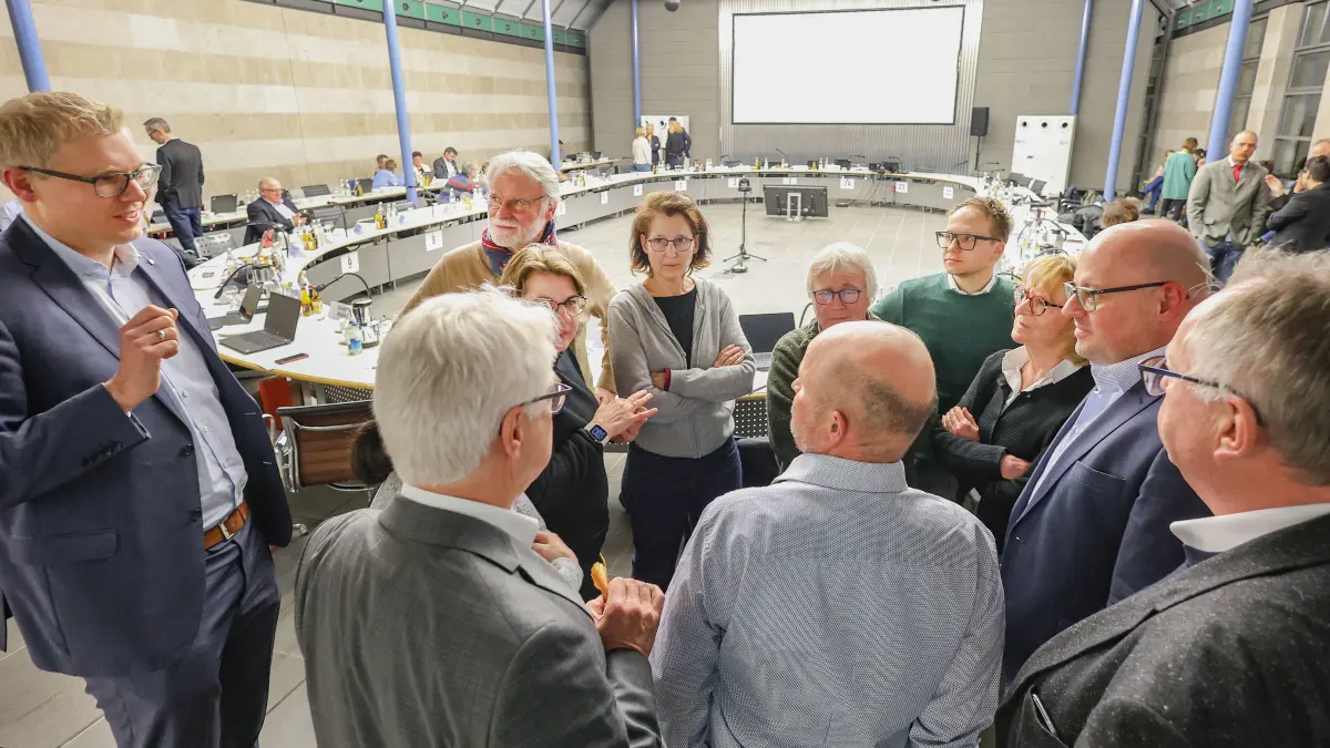 Gemeinderat Schwäbisch Hall tagt in der Blendstatthalle in Schwäbisch Hall - Es geht um den Haushalt / Doppelhaushalt - Oberbürgermeister Daniel Bullinger, Friedrich Waller, Hermann-Josef Pelgrim, Tanja Fuchs, Jutta Niemann, Joachim Härtig, Partick Feil, Monika Jörg-Unfried, Frank Walter, Thomas Weber