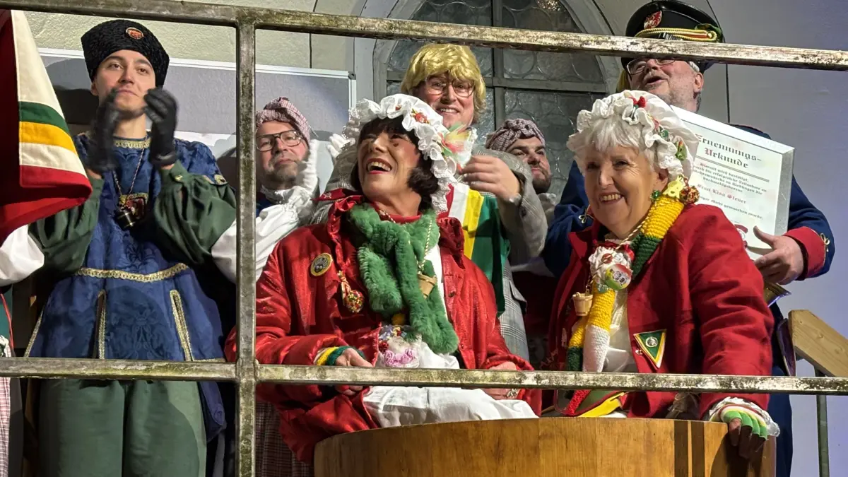 Lisa Steuer und Mechtild Kniele (rechts) wurden am Mittwoch in Riedlingen zu Mohrinnen gewaschen.