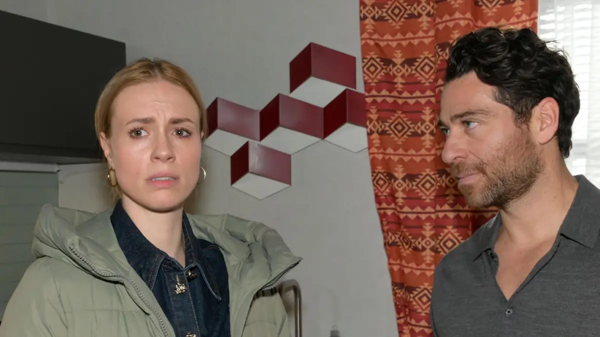 Zoe (Lara Dandelion Seibert) glaubt, dass Carlos (Patrick Fernandez) sie betrogen hat.