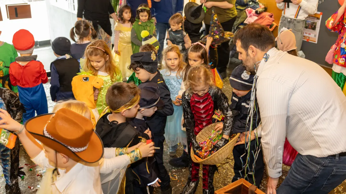 Rathaussturm Albershausen, Bürgermeister Jochen Bidlingmaier feiert mit Kinder aus beiden Kindergärten Löwenzahn und Pusteblume
