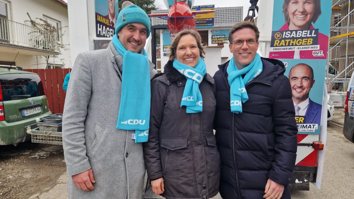 Der CDU-Spitzenkandidat Manuel Hagel (rechts) mit den Kandidaten Tim Bückner (Wahlkreis Schwäbisch Gmünd) und Isabell Rathgeb (Schwäbisch Hall) vor dem Festwagen der CDU Limpurger Land am Pferdemarkt.