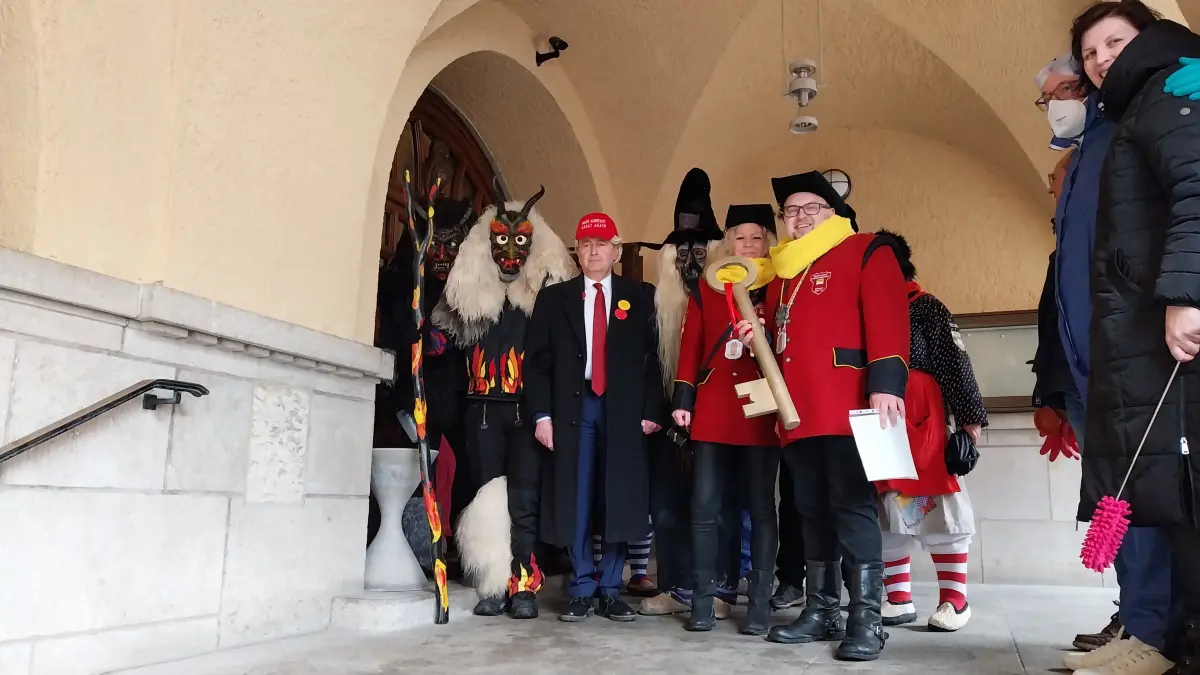 Rathaussturm in Albstadt am Schmotzigen: Patrick Ferrari und Nadja Kurz aus dem Vorstandsteam der Narrenzunft Schlossbergturm holen OB Roland Tralmer - verkleidet als Donald Trump - aus dem Rathaus.