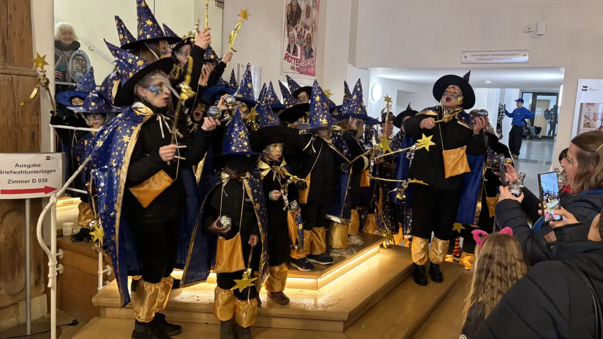 Die Kindertagesstätte St. Remigius verzaubert das närrische Publikum im Rathausfoyer.